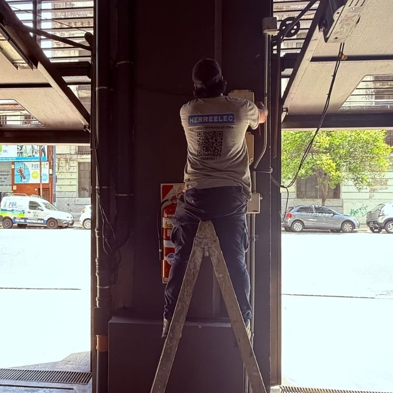 Mantenimiento preventivo en dos portones levadizos. Mantenimiento preventivo en dos portones levadizos. En la imagen, un operario trabaja en el centro de la estructura, asegurando el correcto funcionamiento de ambos portones. Trabajo realizado por HERREELEC.